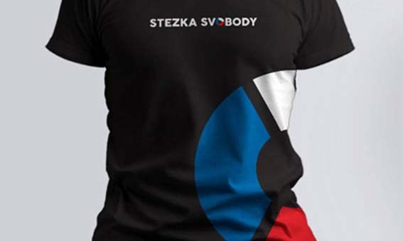 Černé sportovní tričko. Barvy ČR. Stezka svobody.