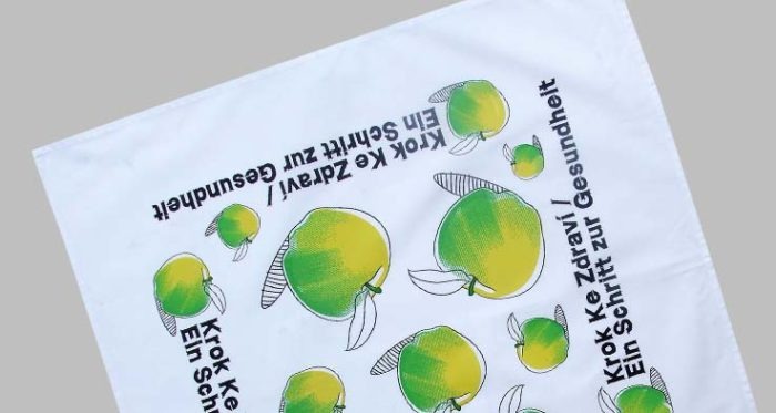 Bavlněný šátek bílý s potiskem zeleno-žlutými jablky.
