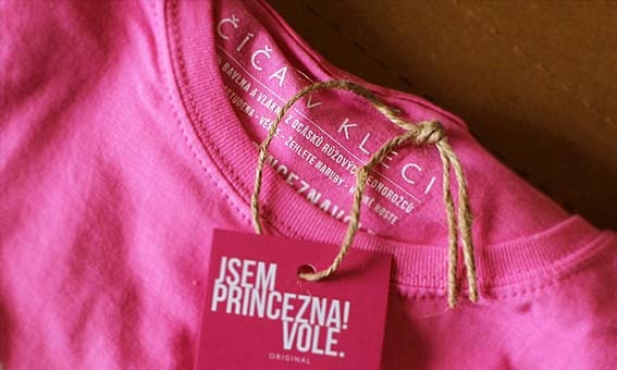 Růžové tričko. Etiketa Jsem princezna vole.