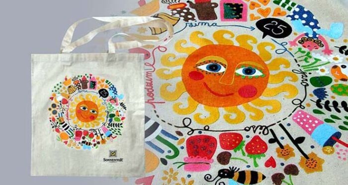 Sonnentor - biočaje a biokoření. S tiskárnou Color Factory dlouhodobě spolupracujeme. Vzájemné porovnání našich náročných požadavků na tisk a na druhé straně možností sítosku dalo vzniknout celé řadě úspěšných, u zákazníků oblíbených produktů. Jan Hřebíček