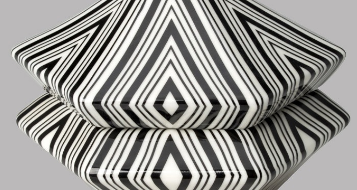 Detail šestiboké dózy s víkem s černým dekorem od Pavla Janáka