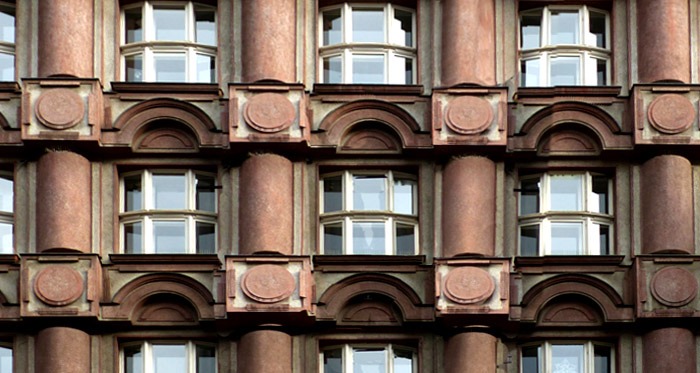 Detail fasády Banky československých legií Praha, postavené v letech 1921 - 1923 ve stylu rondokubismu.